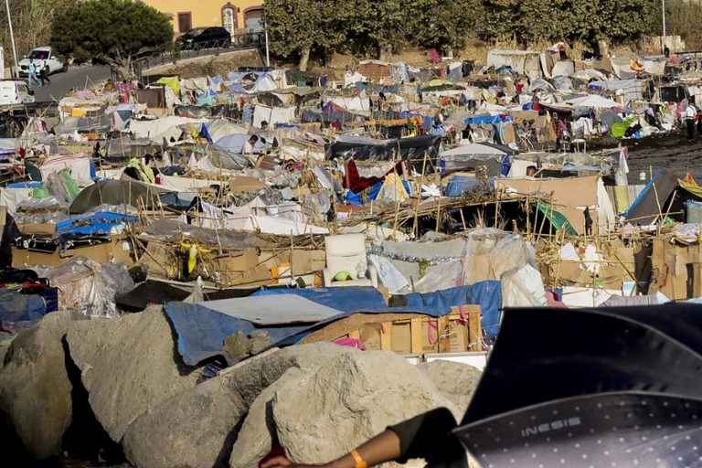 No, este vídeo no muestra a migrantes robando un tejado en Ceuta para construir chabolas