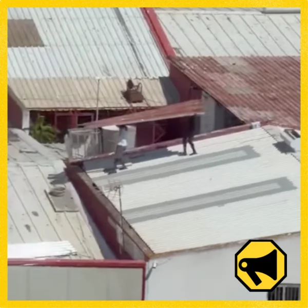 No, este vídeo no muestra a migrantes robando un tejado en Ceuta para construir chabolas