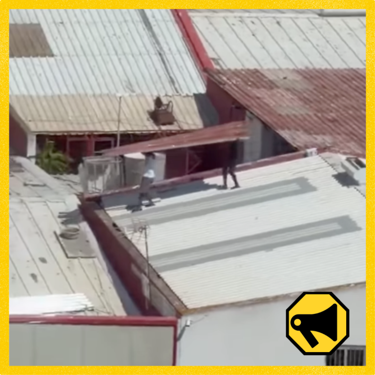 No, este vídeo no muestra a migrantes robando un tejado en Ceuta para construir chabolas